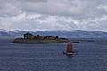 Un petit bateau dans l’océan, ressemblant à un moyen bateau de l’époque des Vikings.