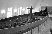 Bateau viking moyen-âge en exposition dans l’article ’The Longships