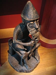 Statue d’un homme tenant un bol représentant Thor dans la mythologie nordique.
