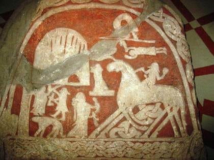 Peinture d’un homme sur une roche dans la mythologie nordique, article ’Sleipnir, cheval d’Odin’.