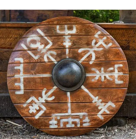 Bouclier en bois avec des flèches, ressemblant à un symbole de vegvisir, dans l’article sur les boussoles et les symboles.