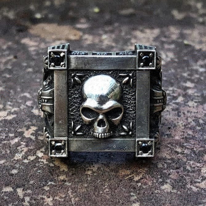 Bague chevalière skull