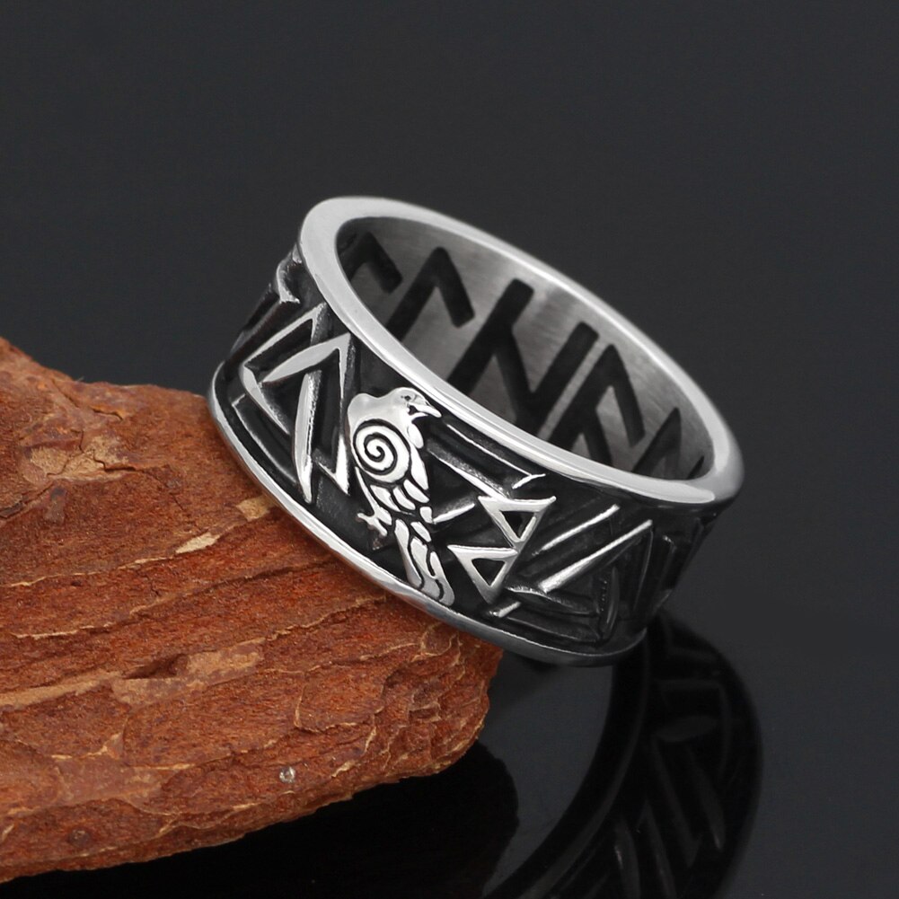 bague viking contenant la puissance de Odin et pouvant s'allier avec d'autres accessoires viking pour developper son viking spirit