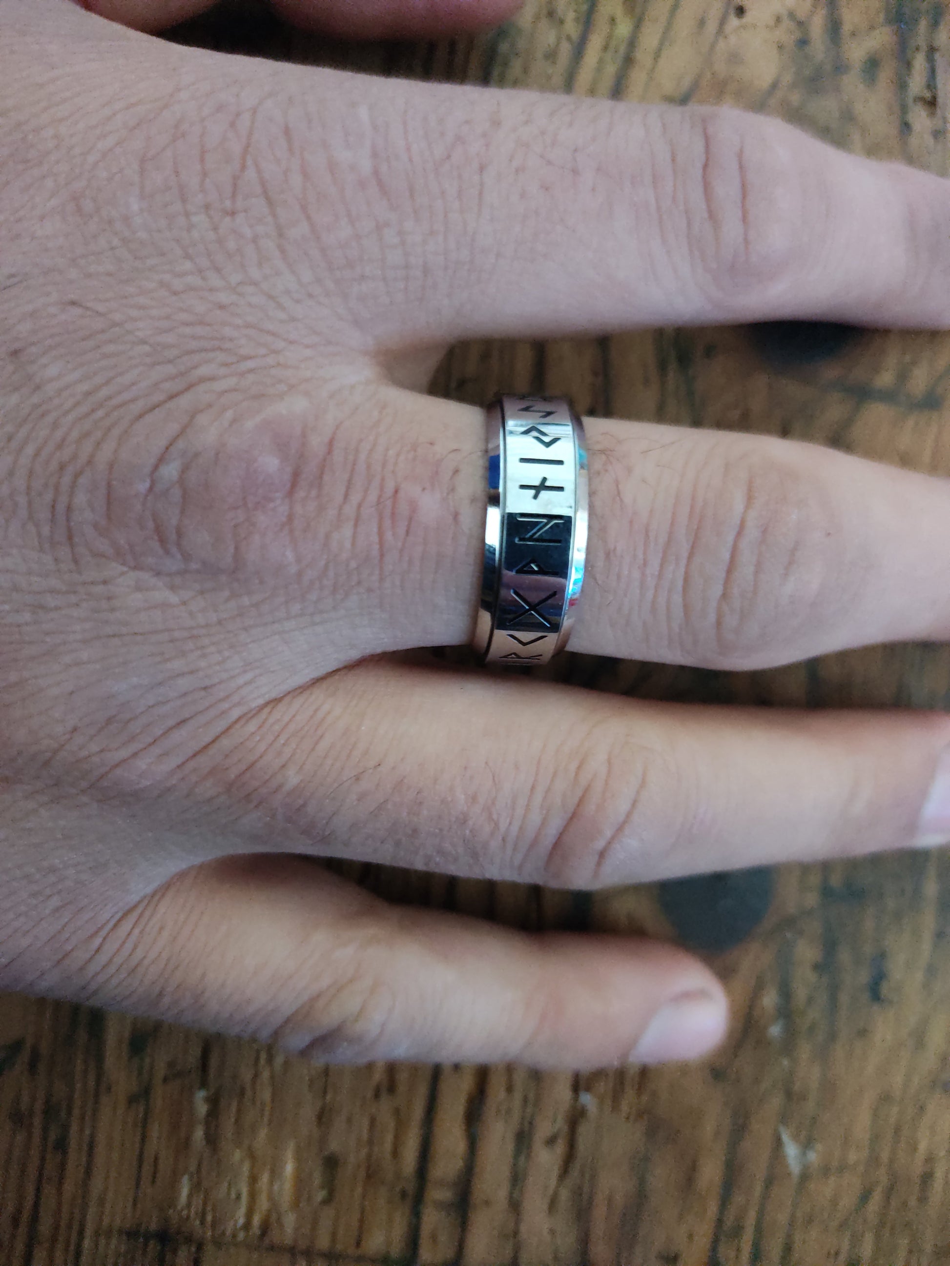 Bague viking runes ’tourne sur un axe’