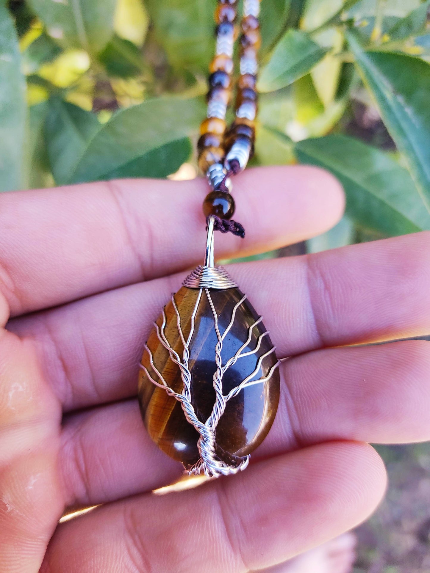 Collier yggdrasil arbre de vie en oeil de tigre - pierre