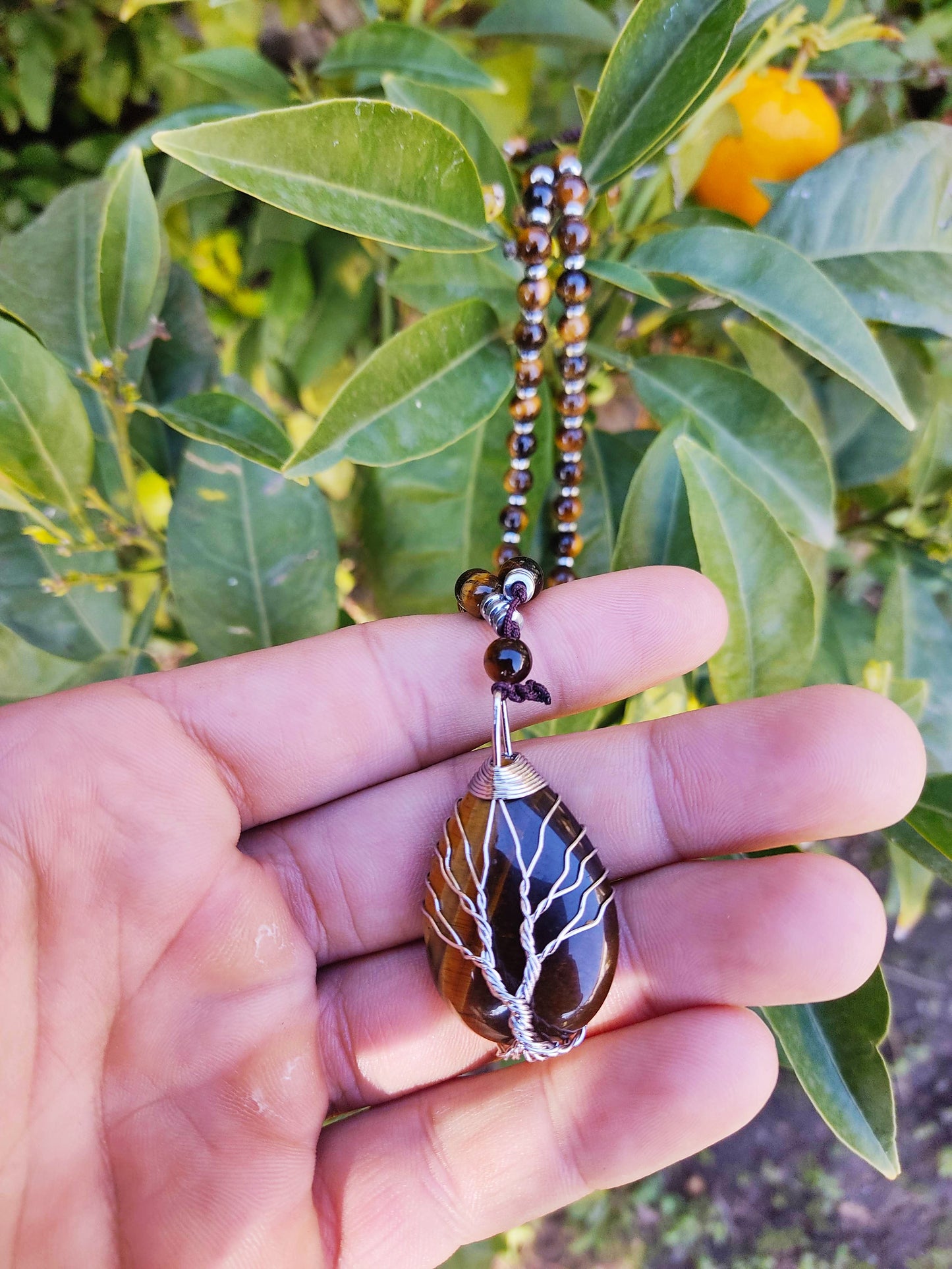 Collier yggdrasil arbre de vie en oeil de tigre - pierre