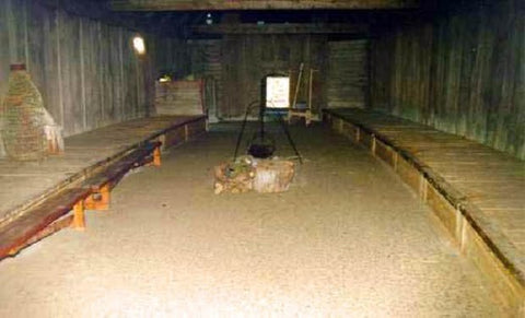 Un long banc en bois dans un tunnel de la forteresse Viking