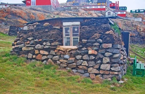 Petite maison viking sur colline rocheuse, illustration de forteresse dans LES MAISONS VIKING.