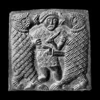Relief de l’âge viking représentant un homme avec un oiseau - art guerrier de la Garde Varangienne.