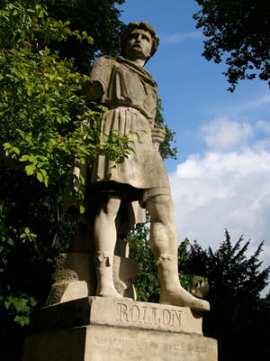 Statue de Rollo, le duc viking de Neustrie, portant un chapeau et un manteau.